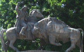 Monumentul statuar “Dragos Voda si Zimbrul” – Campulung Moldovenesc